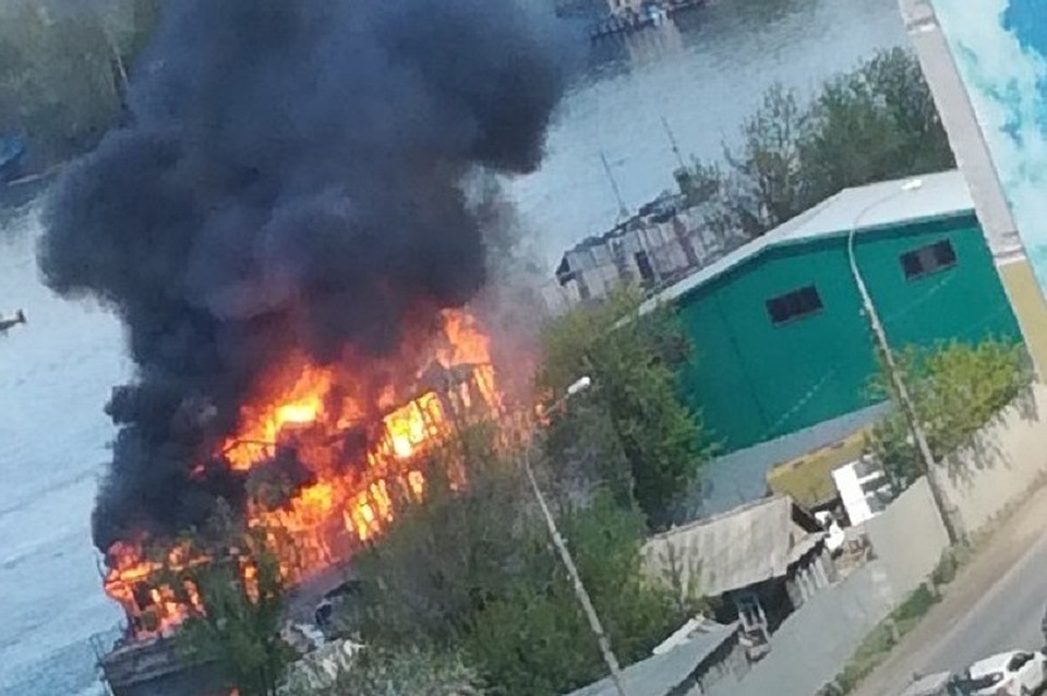 Что взорвалось в самаре сегодня. Волгоградский дебаркадер сгорел. Пожар в Самарском ГУВД. Взыры пожар Самара турбаза.
