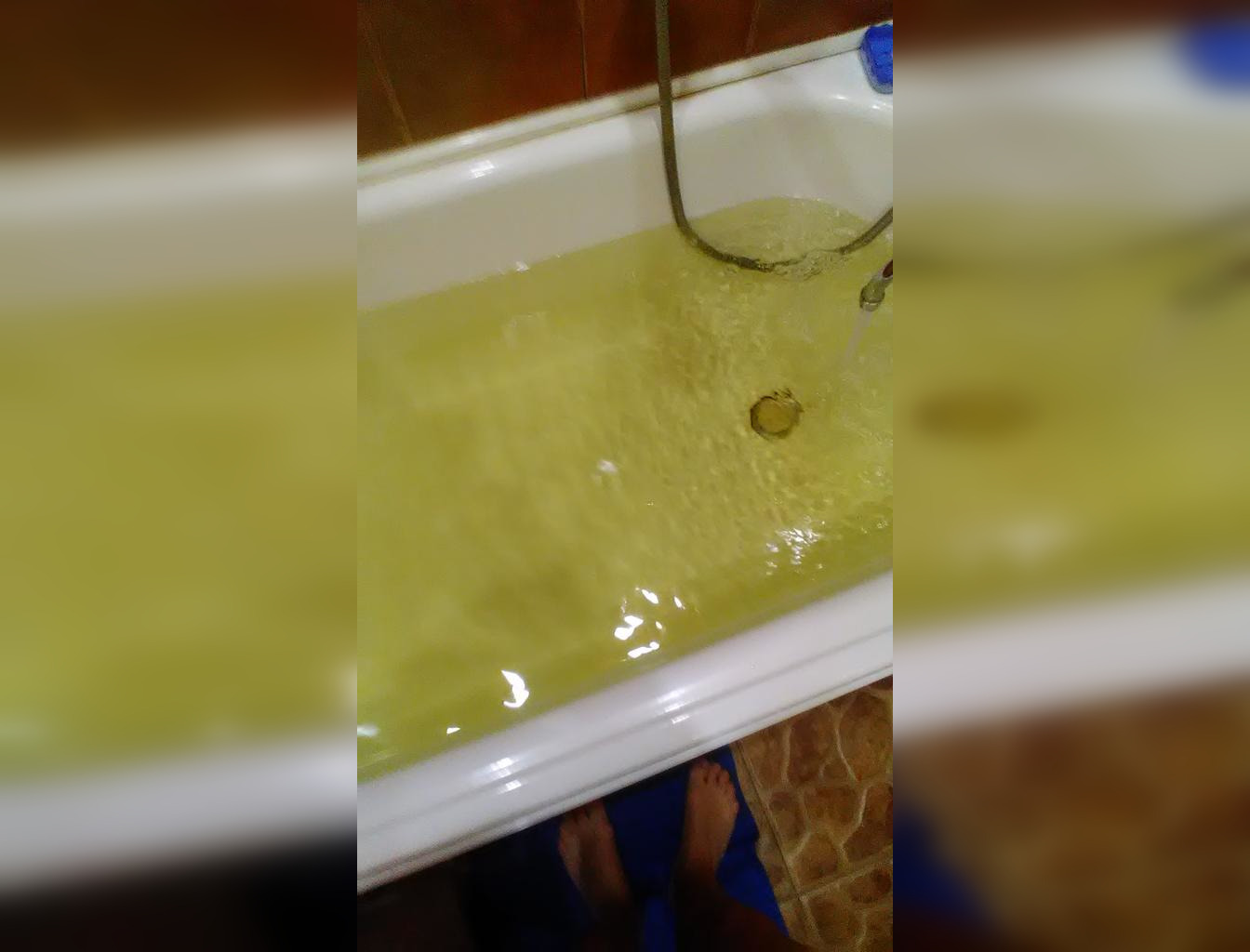 Желтая вода из крана. Желтые воды. Желтая вода в ванной. Зеленая вода из под крана. Почему вода окрашивается