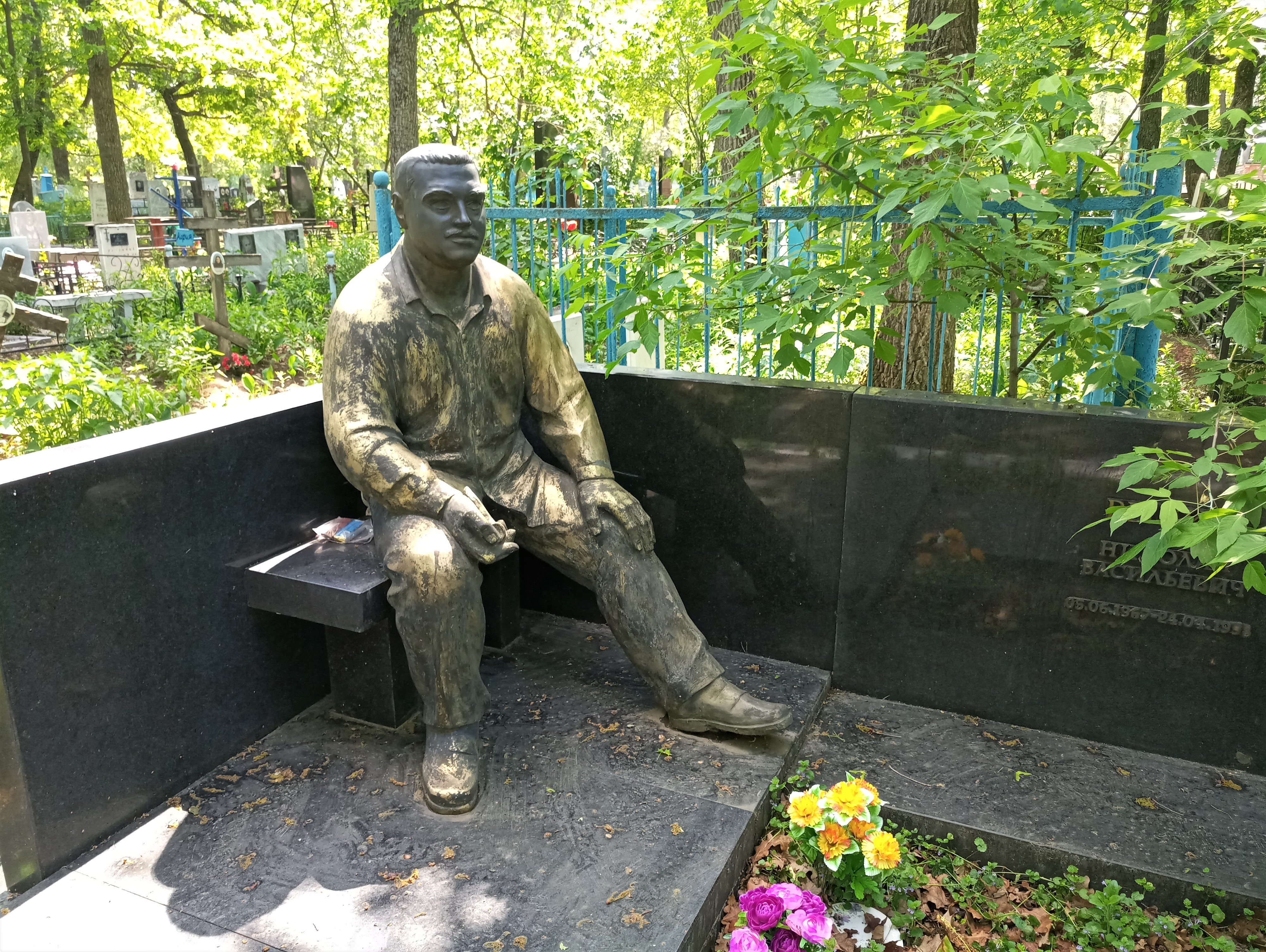 Опг тольятти. Афгано купеевская ОПГ Тольятти. Могилы бандитов 90-х Тольятти. Памятники на Баныкинском кладбище. Баныкинское кладбище Тольятти могилы авторитетов.