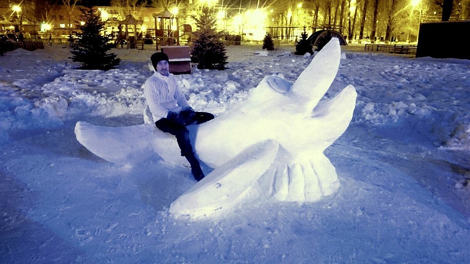 Т б снежная. Скульптура девушки из снега. Снежные скульптуры Курган Горсад. Маша из снега. Пеликан из снега.