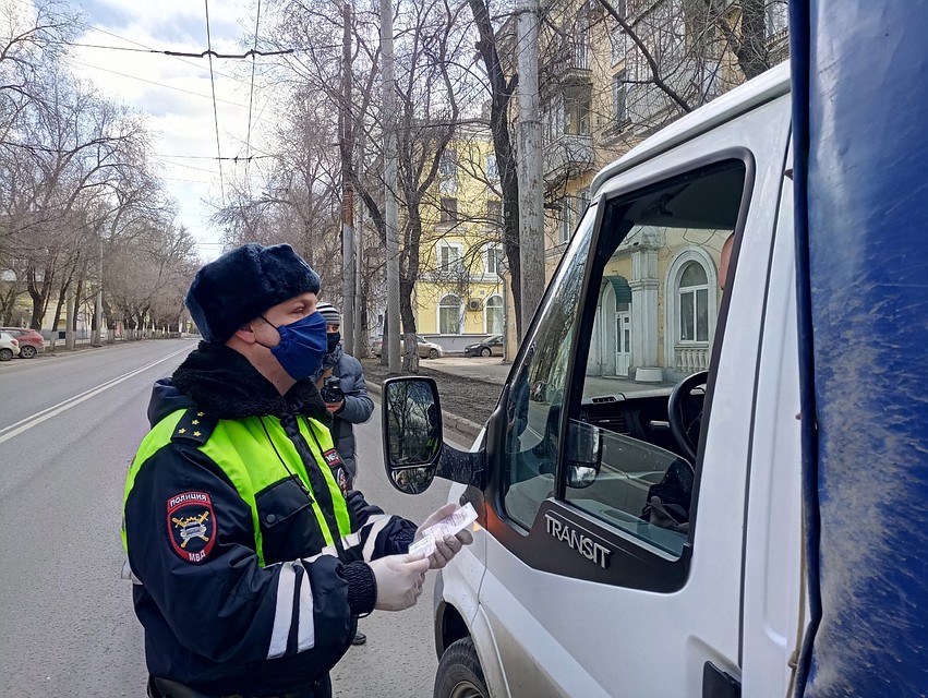 Водитель полицейской машины. Водитель в полиции. Инспектор ДПС проверяет документы. Инспектор ДПС проверка документов. Полиция проверяет документы у машины.