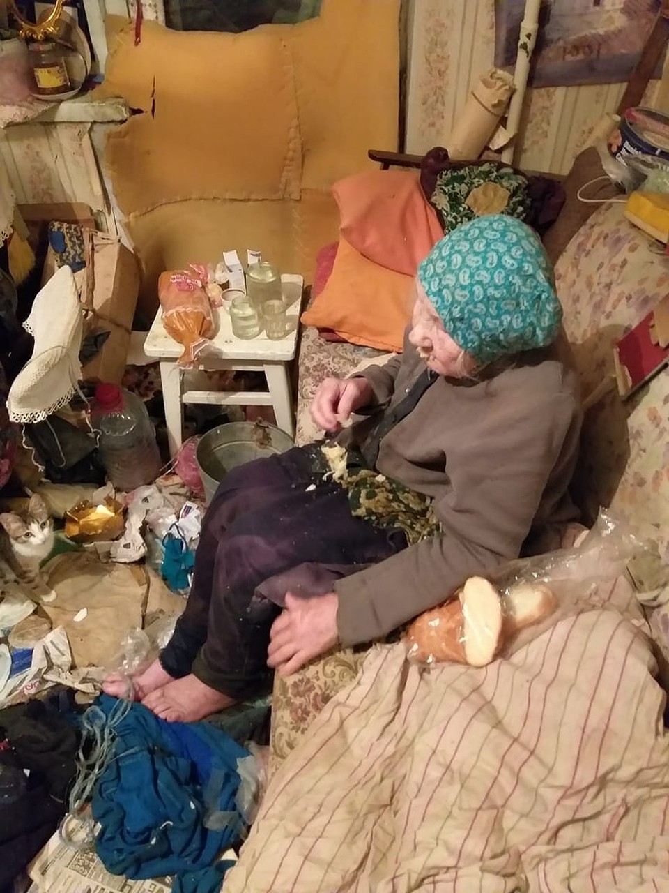 Умирающая бабушка в доме. Бабка в квартире. Старушка в квартире. Квартира бабушки.